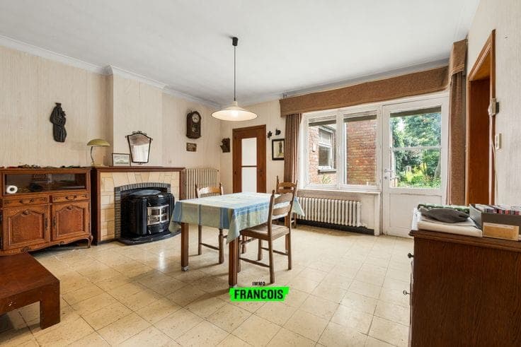 Spacious family home to renovate with 6 bedrooms and deep g…