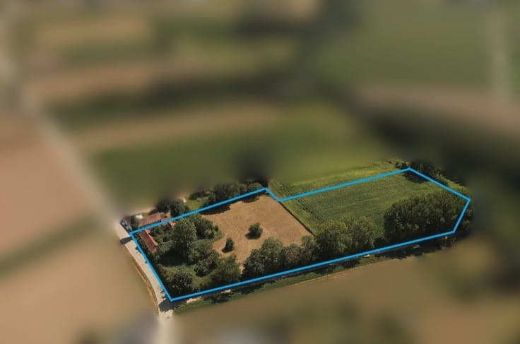 Ruime te renoveren hoeve met stallingen en bijgebouwen in...