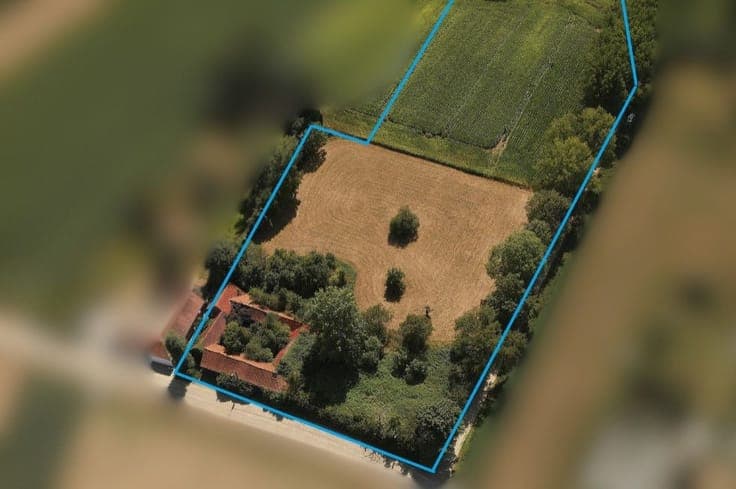 Ruime te renoveren hoeve met stallingen en bijgebouwen in...