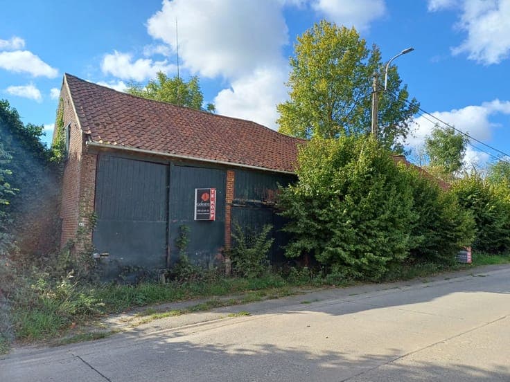 Ruime te renoveren hoeve met stallingen en bijgebouwen in...