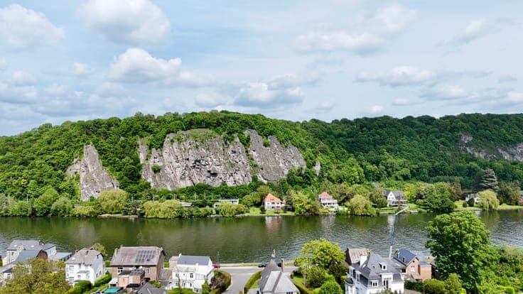 Elegant renovated villa with unique views over the Meuse