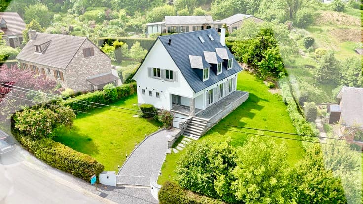 Elegant renovated villa with unique views over the Meuse