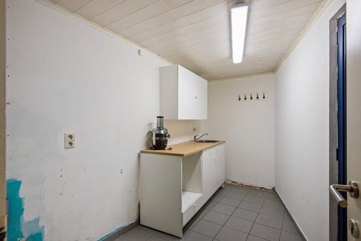 Gebouw met handelsgelijkvloers en duplexappartement