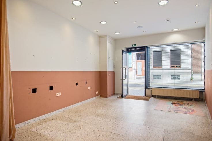Gebouw met handelsgelijkvloers en duplexappartement