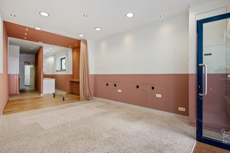 Gebouw met handelsgelijkvloers en duplexappartement