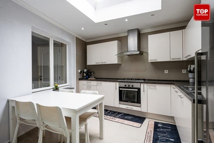 Woning met 4 slaapkamers met alles op wandelafstand.