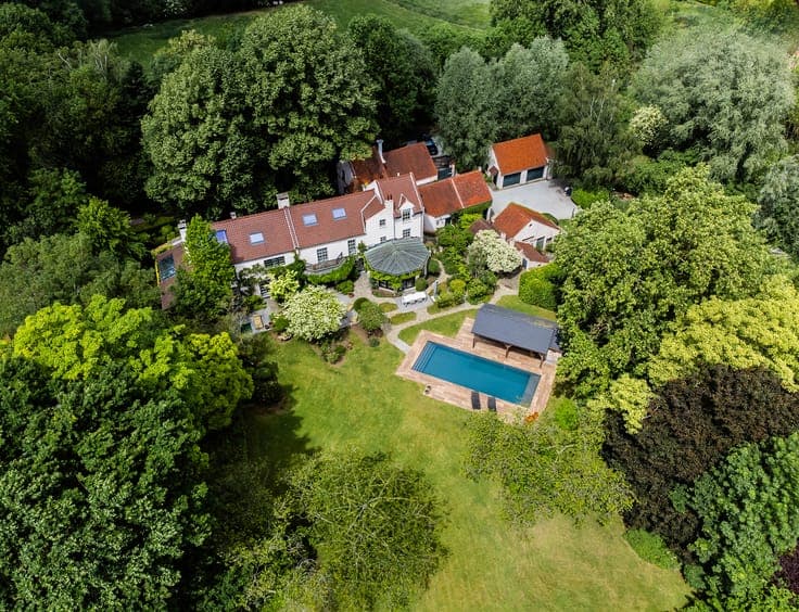 Exceptional villa with concierge service and separate office