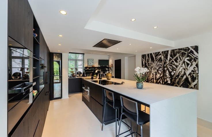 Exceptional villa with concierge service and separate office