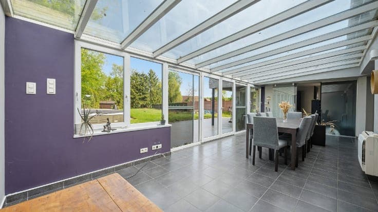 Villa van 265m² op 15 are met kantoor-praktijkruimte van ...