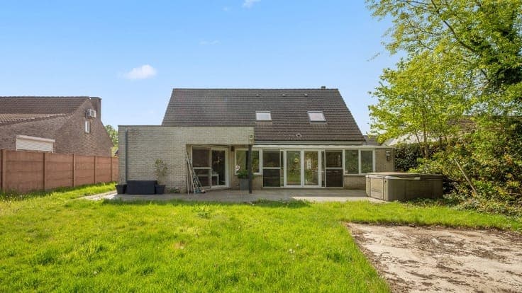 Villa van 265m² op 15 are met kantoor-praktijkruimte van ...