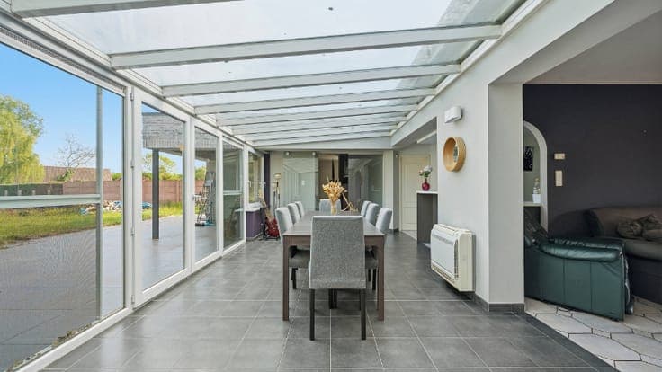 Villa van 265m² op 15 are met kantoor-praktijkruimte van ...