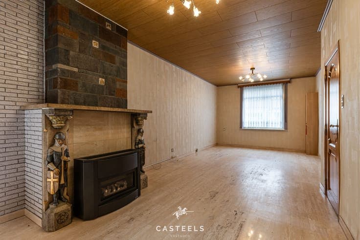 Family home to renovate with 4 bedrooms, sunny garden, and p