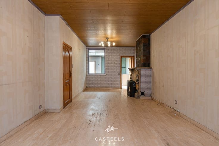 Family home to renovate with 4 bedrooms, sunny garden, and p