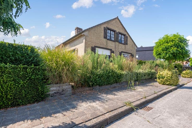 Villa to renovate with a quiet residential location a few mi