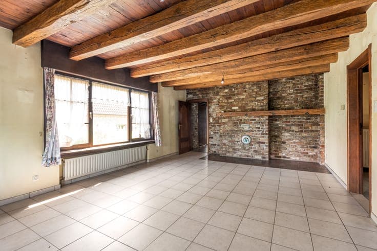 Villa to renovate with a quiet residential location a few mi