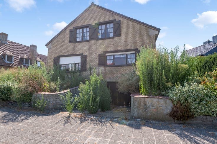 Villa to renovate with a quiet residential location a few mi