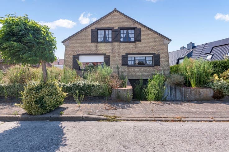 Villa to renovate with a quiet residential location a few mi