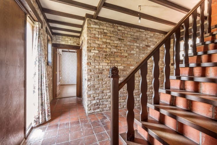 Villa to renovate with a quiet residential location a few mi
