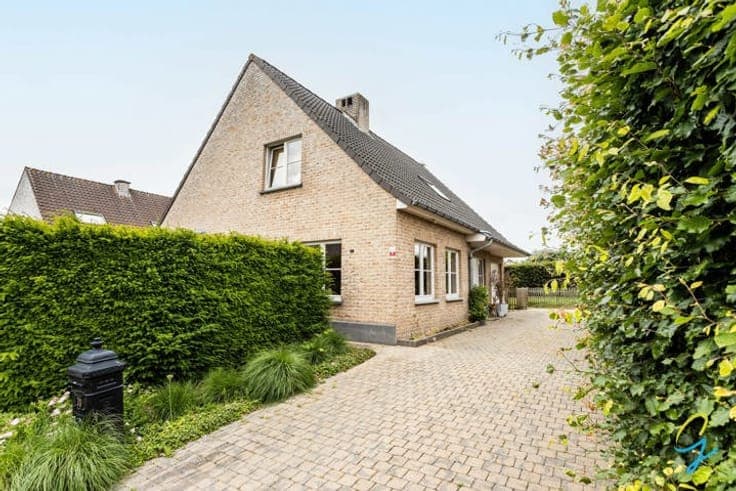 Centrally located house with 4 rooms, garden and terrace