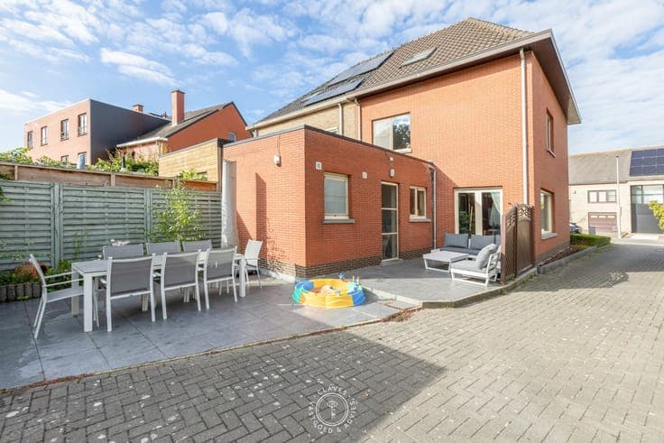 Instapklare halfopen bebouwing met garage en open zicht o...