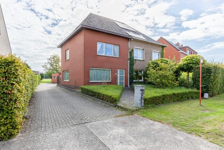 Instapklare halfopen bebouwing met garage en open zicht o...