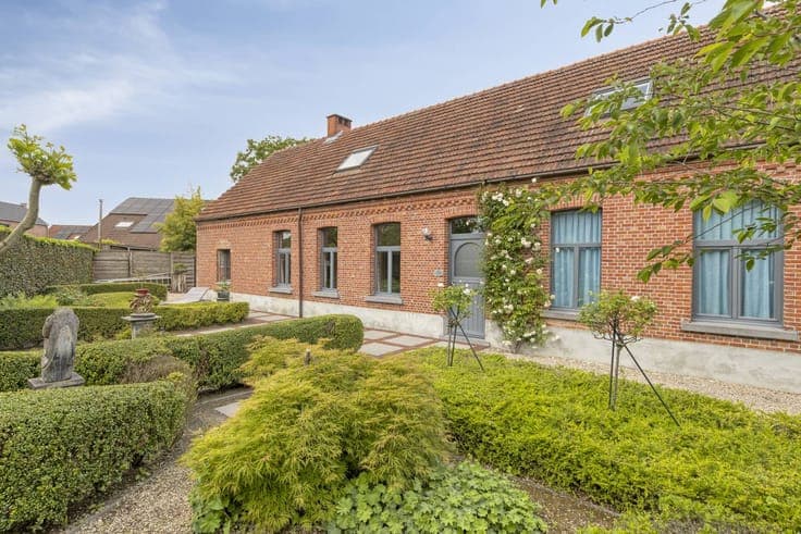 Charming renovated farmhouse with multipurpose practice spac