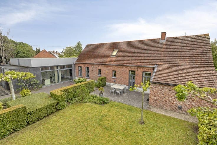 Charming renovated farmhouse with multipurpose practice spac