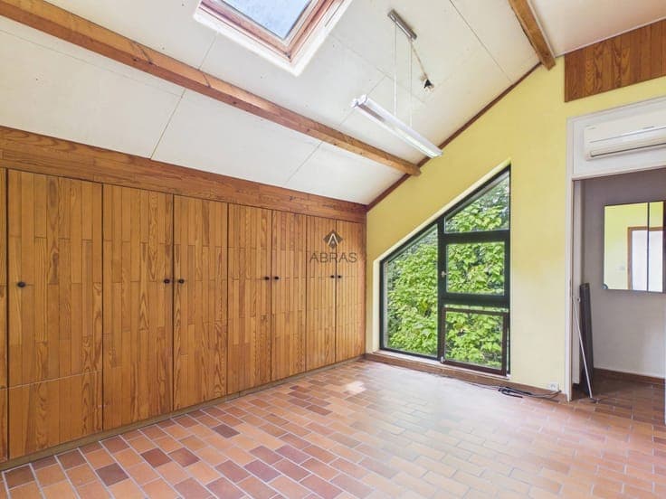Villa d'architecte dans un environnement forestier