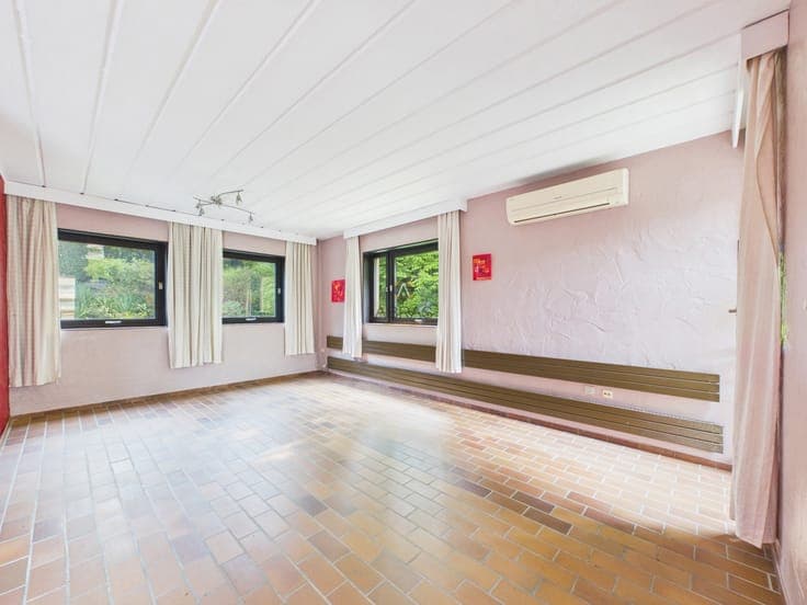 Villa d'architecte dans un environnement forestier