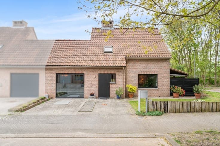 For sale in Meise: a 3- to 4-bedroom house.