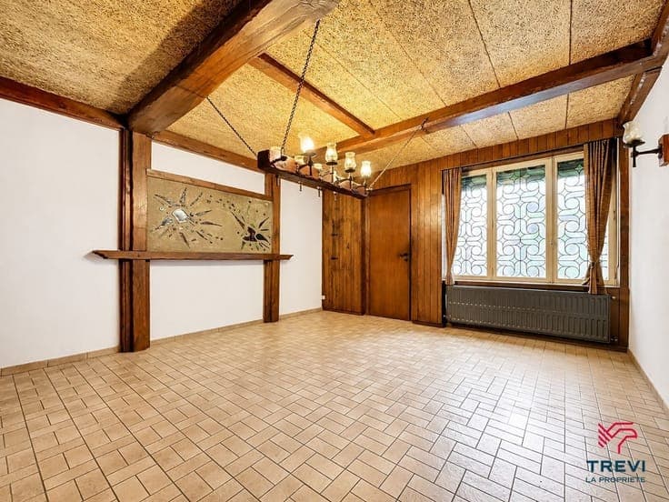 Maison à rénover offrant de beaux volumes et un fort potenti