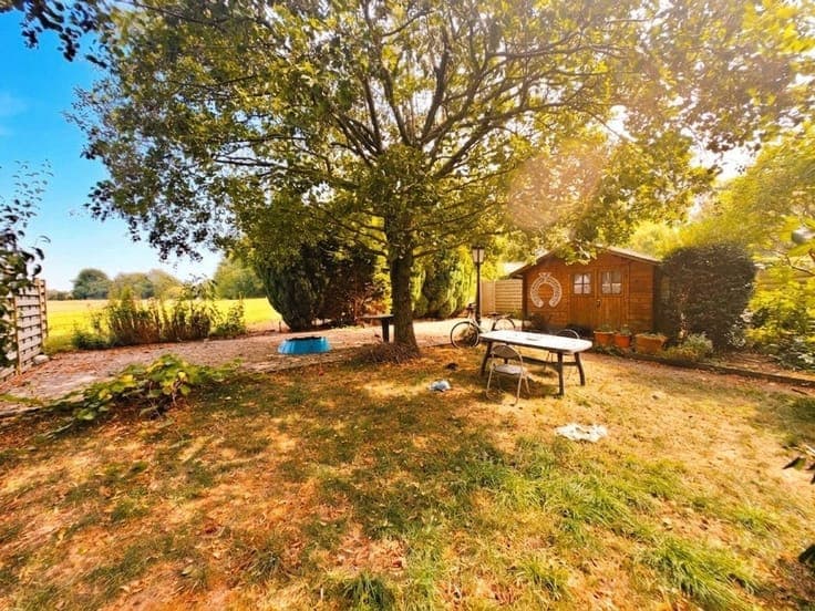 Villa avec beau potentiel et terrain de pétanque