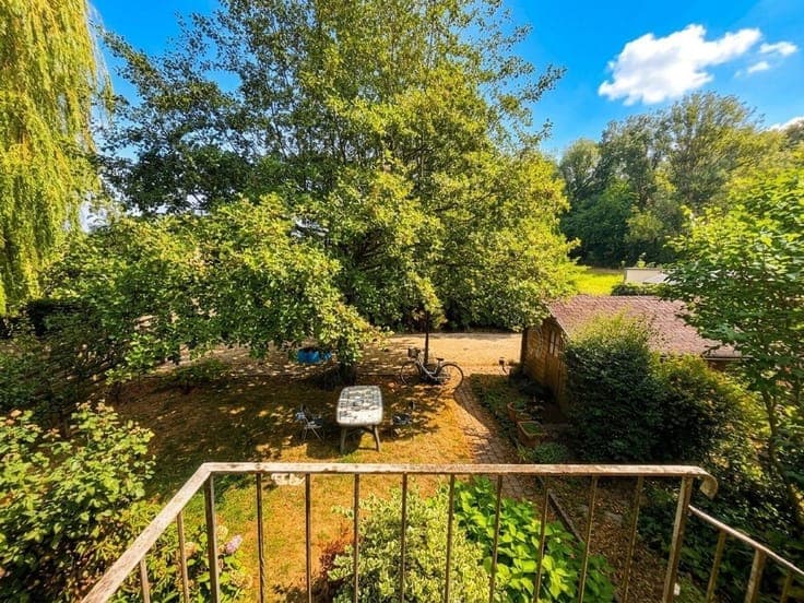 Villa avec beau potentiel et terrain de pétanque