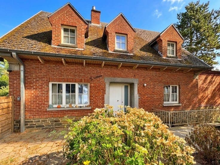 Villa avec beau potentiel et terrain de pétanque