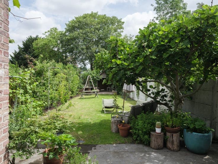 Instapklare gezinswoning met 4 slaapkamers op een groen p...