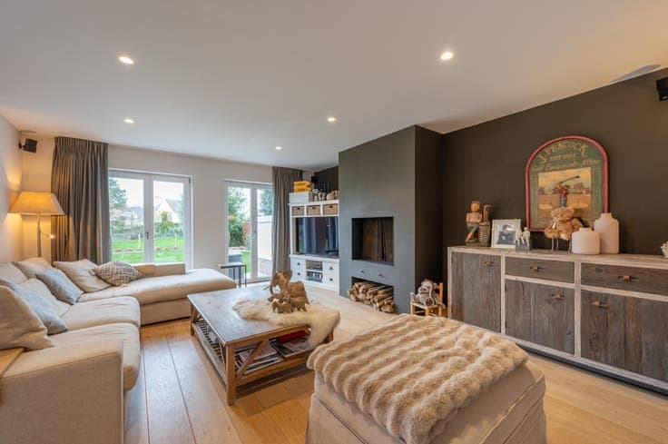 Detached villa with perfect orientation, nestled in a pri...