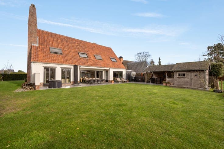 Detached villa with perfect orientation, nestled in a pri...