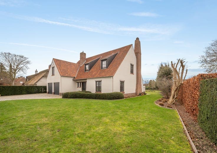 Detached villa with perfect orientation, nestled in a pri...