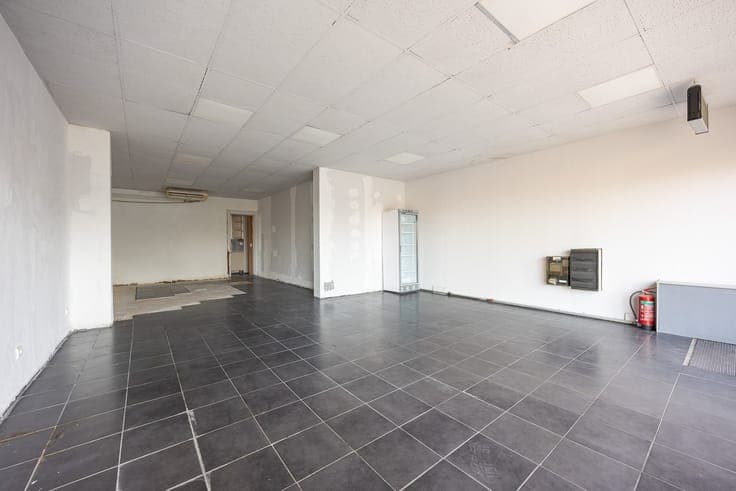 Commercial property with residential unit in a prime, highly