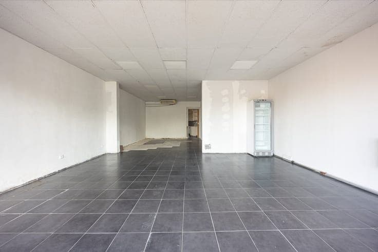 Commercial property with residential unit in a prime, highly