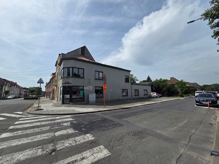 Handelsgelijkvloers met woonst en garage