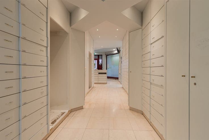 Commercial space with apartment