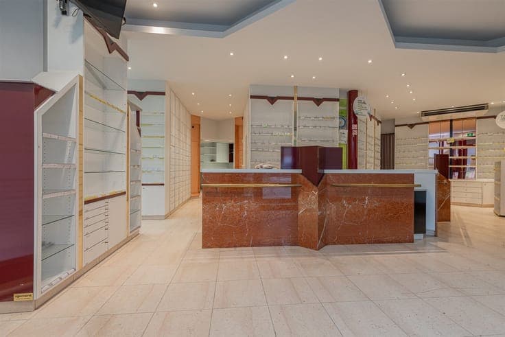 Commercial space with apartment