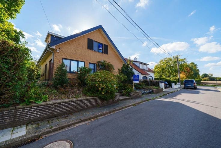 Spacious house with a south-facing yard in need of some upda