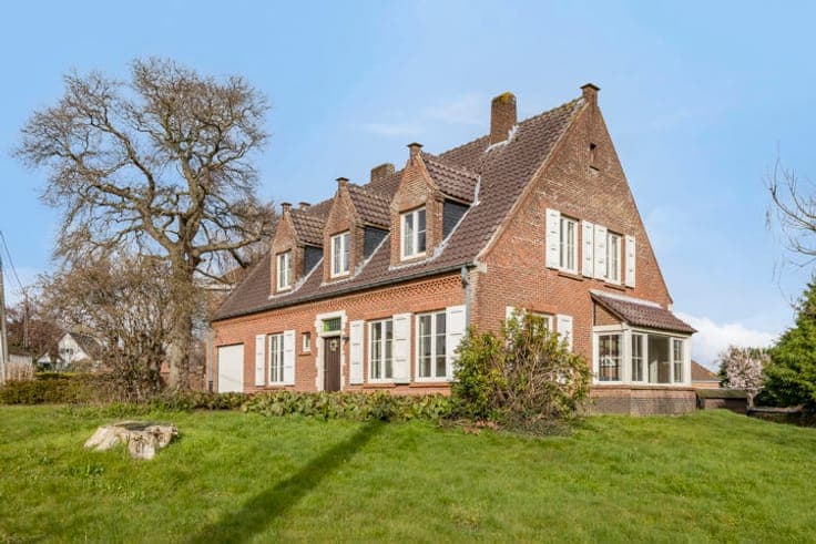 Charming villa on a spacious lot