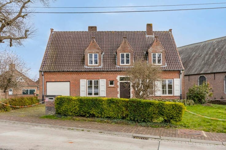 Charming villa on a spacious lot