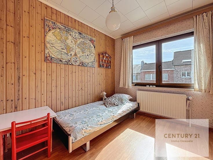 4-bedroom house just a stone's throw from local amenities an