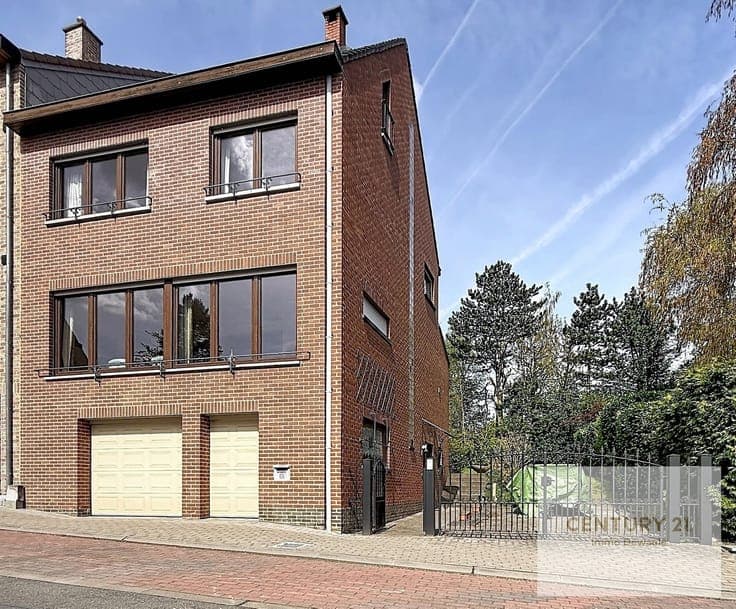 4-bedroom house just a stone's throw from local amenities an
