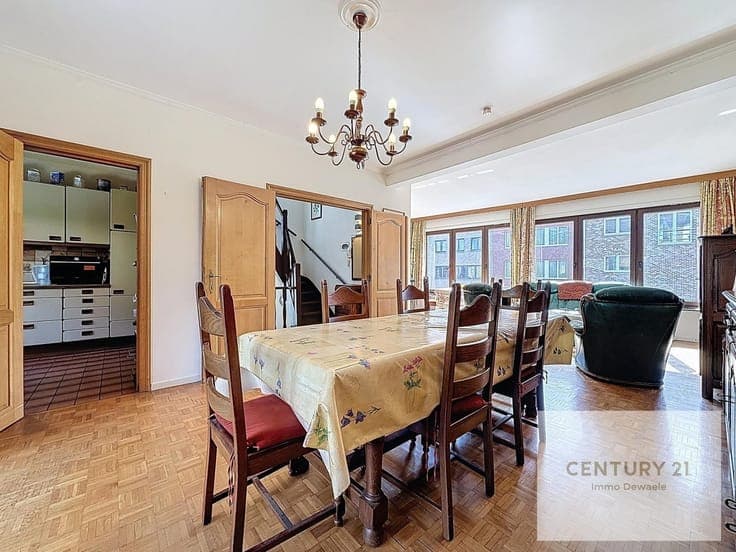 4-bedroom house just a stone's throw from local amenities an