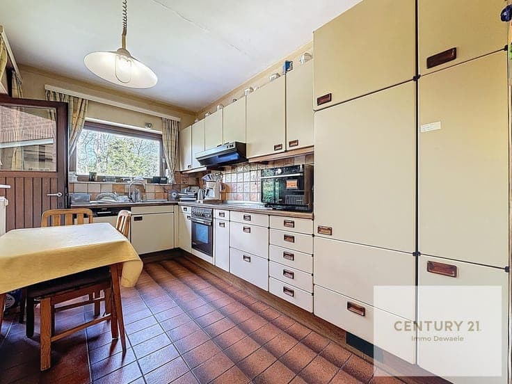 4-bedroom house just a stone's throw from local amenities an